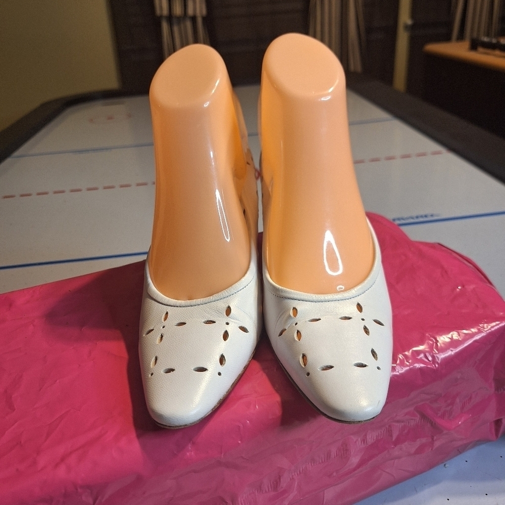 Rangoni White Pumps Heels Shoes Classic Design. Size 7.5 B